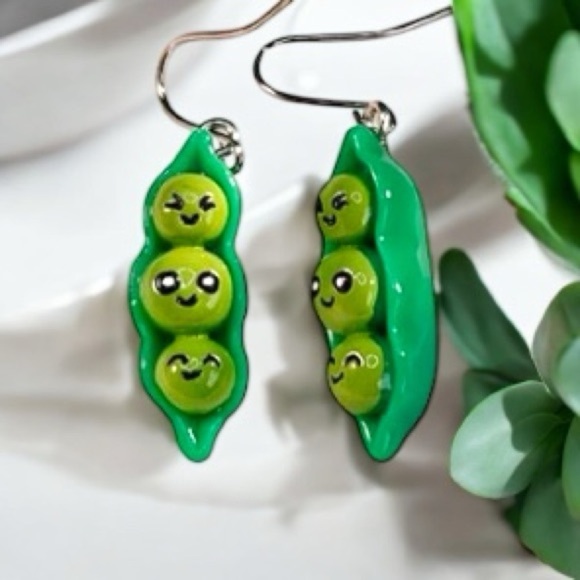 Cute Green Pea Pod Earrings - Picture 1 of 1